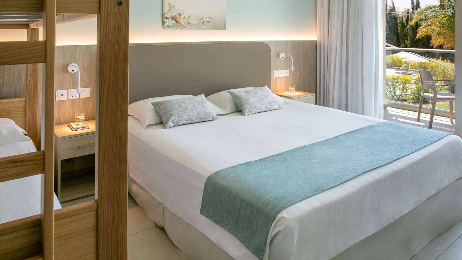 rooms-family-room-garden-view