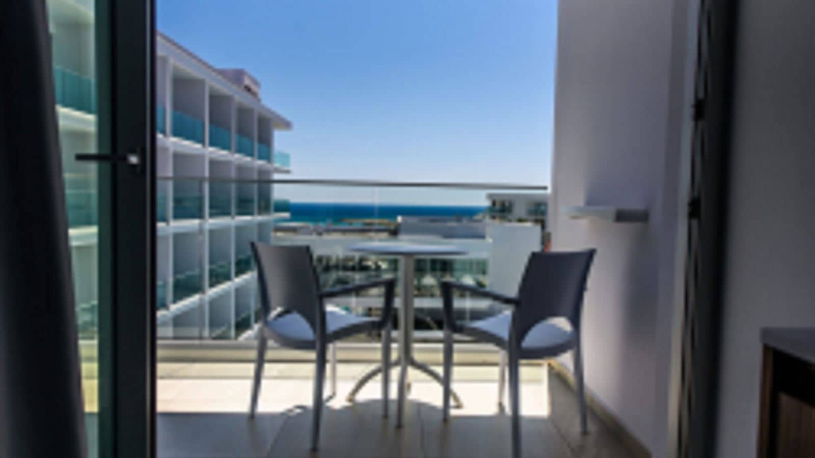 rooms-single-use-standard-room-pool-view-balcony