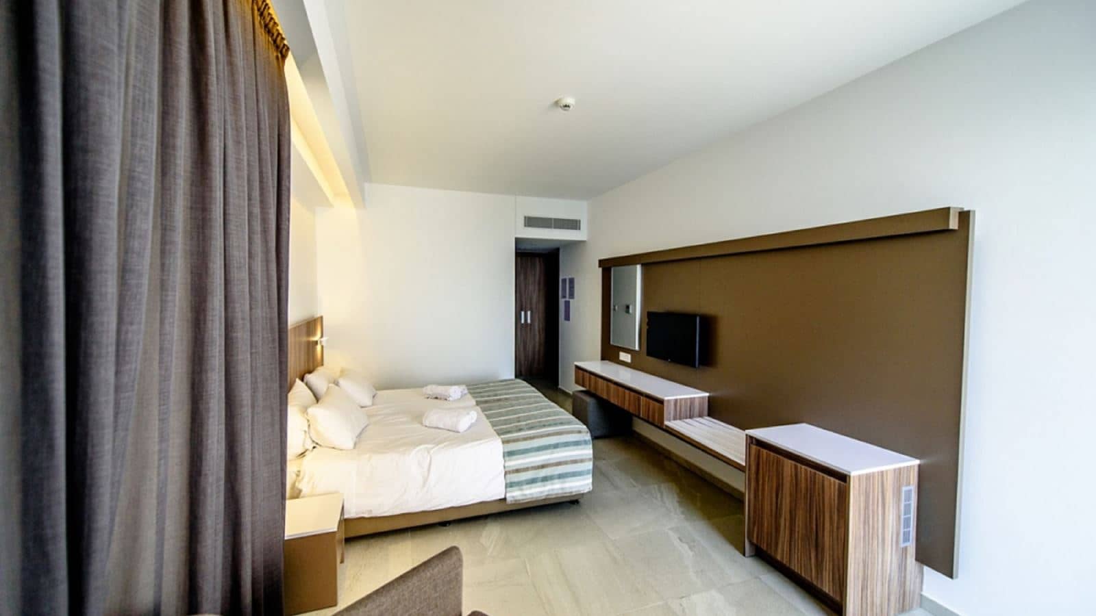 rooms-single-use-standard-room-pool-view-balcony