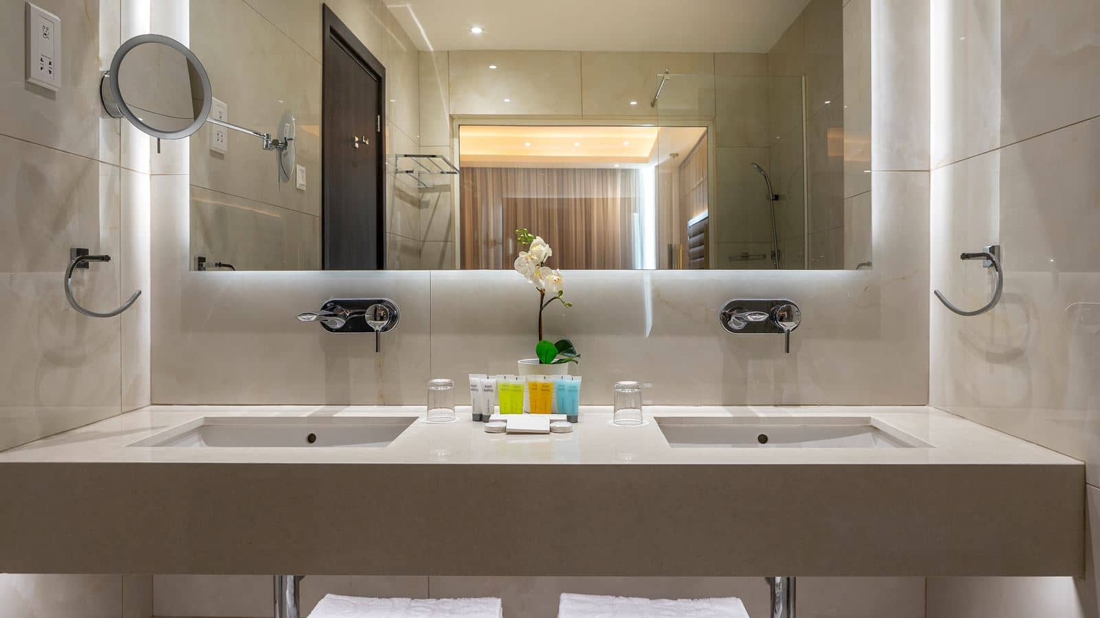 rooms-double-superior-suite-seafront-balcony