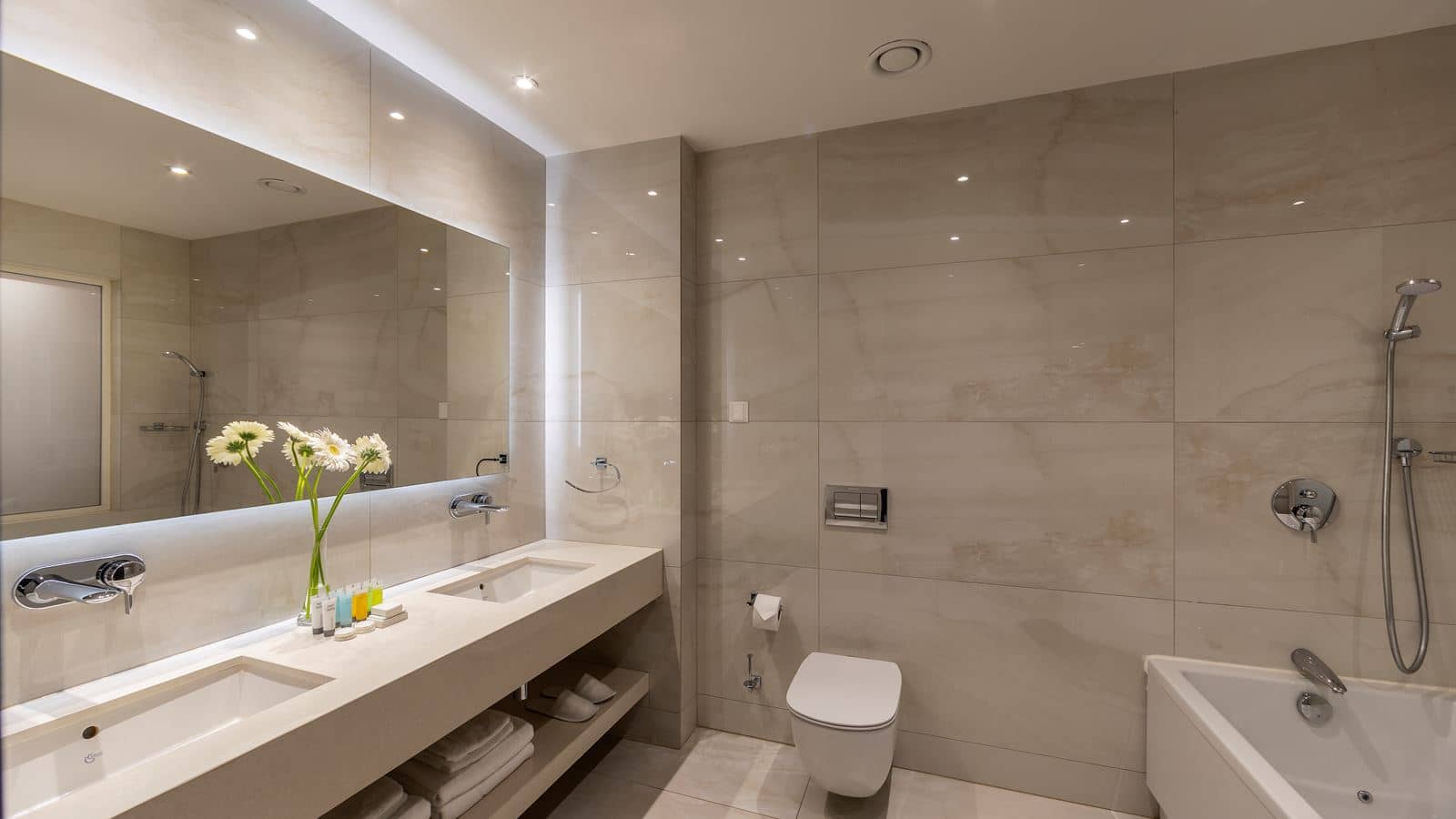 rooms-double-superior-suite-seafront-balcony