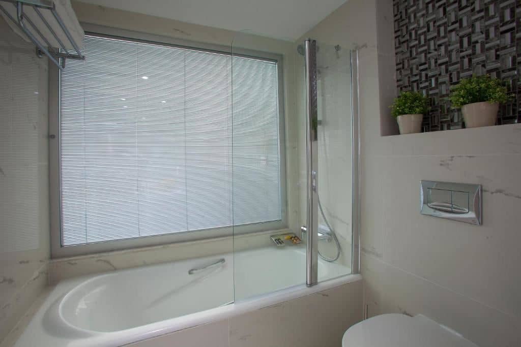 rooms-superior-room-lateralseaview-balcony