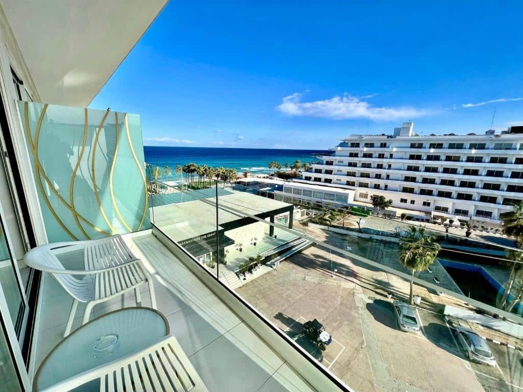 rooms-standard-room-lateralseaview-balcony