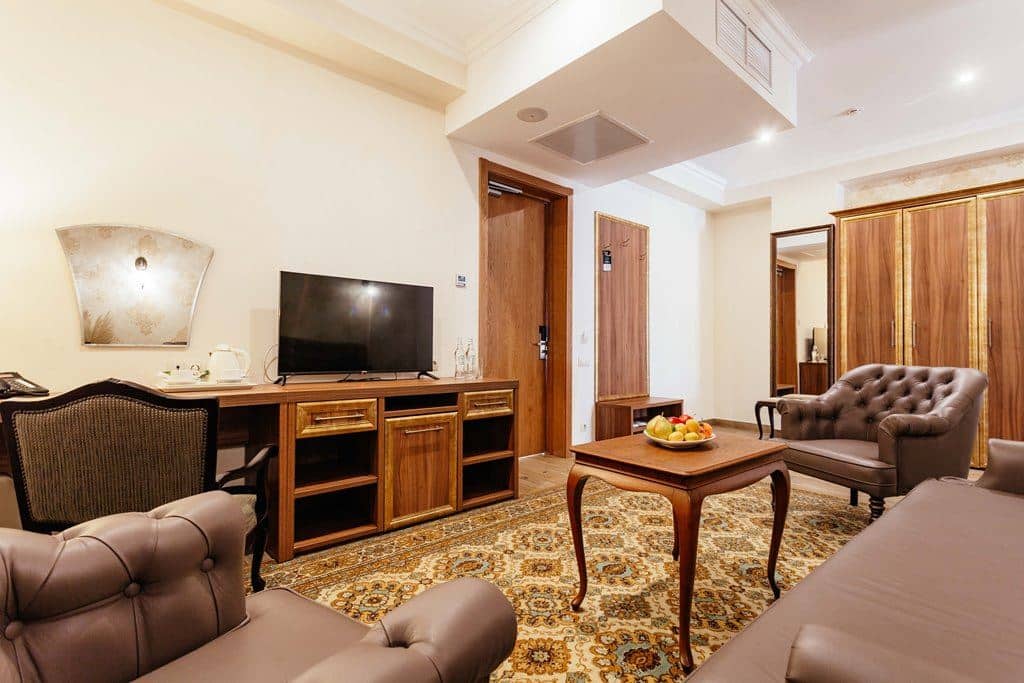 rooms-suite-jacuzzi-without-balcony-yard-view