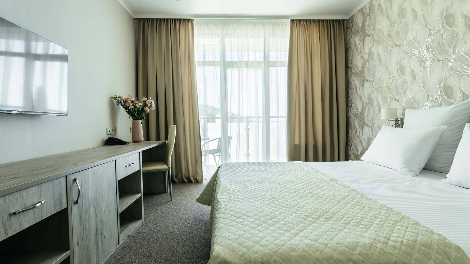 rooms-apartment-3-rooms-balcony-side-sea-view