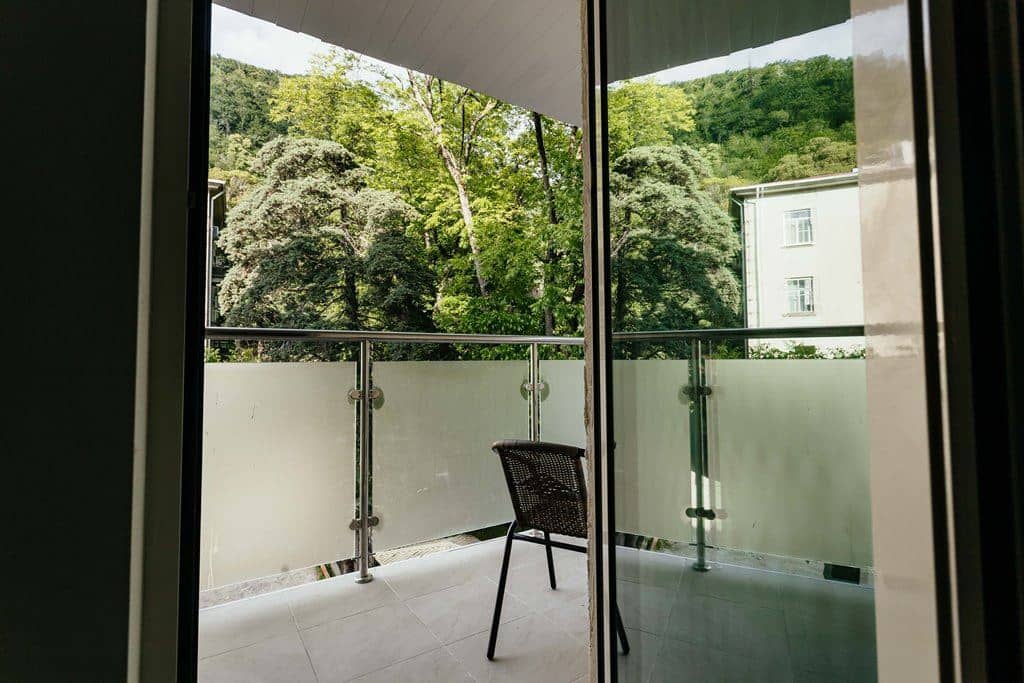 rooms-superior-balcony-mountain-view
