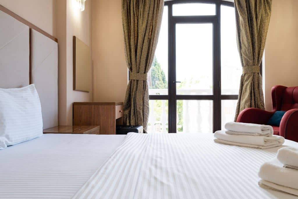 rooms-junor-with-balcony-and-sea-weiu