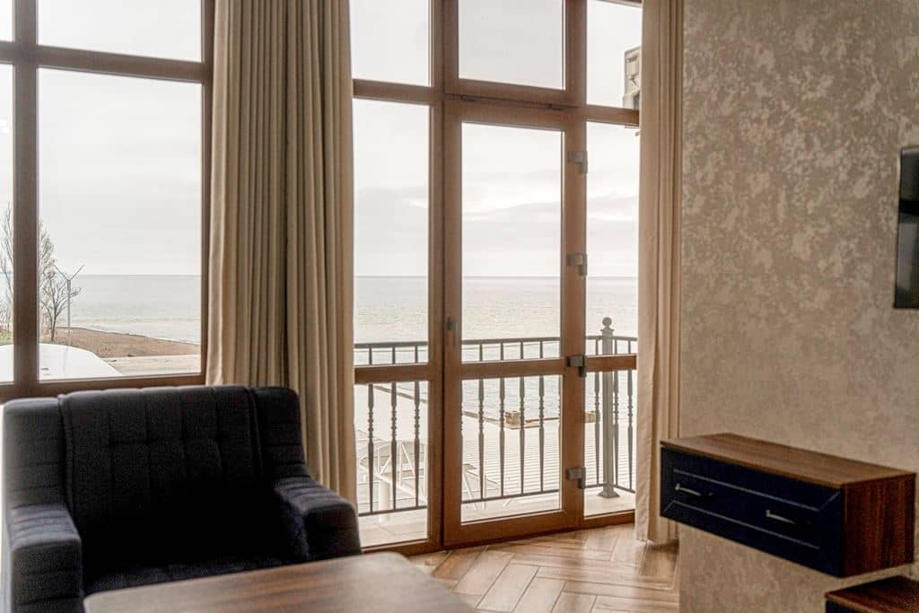 rooms-luxe-balcony-sea