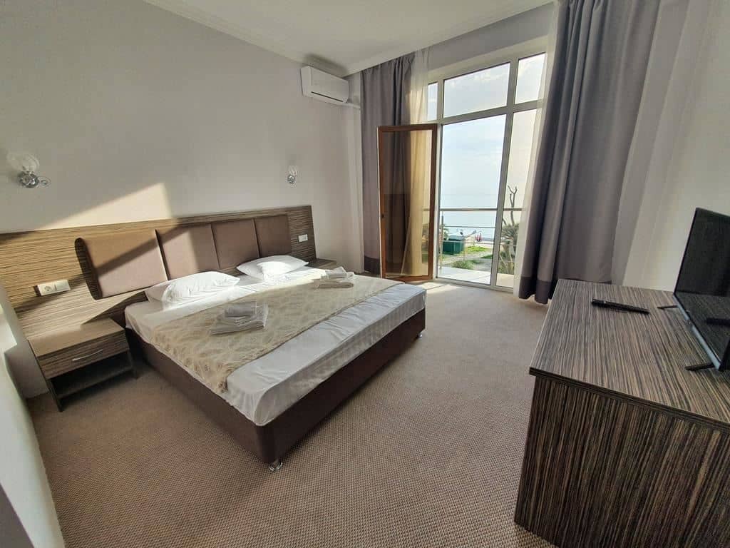 rooms-delux-with-balcony-with-scver
