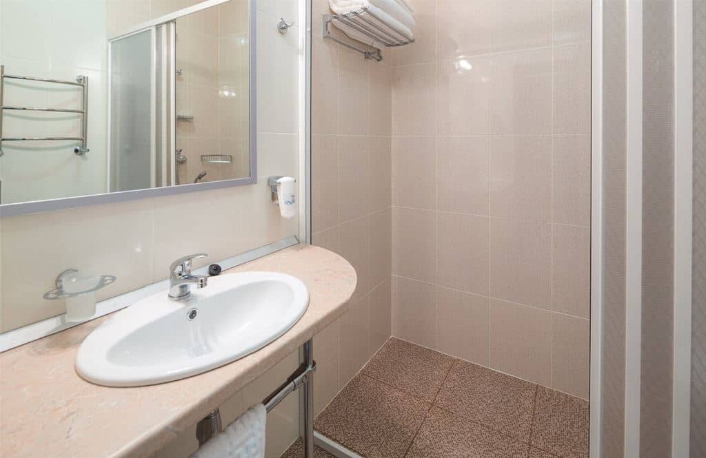 rooms-2bed-2room-family-building-347