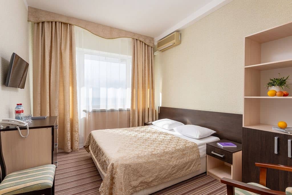 rooms-семейный-двухкомнатный-с-видом-на-парк-или-море