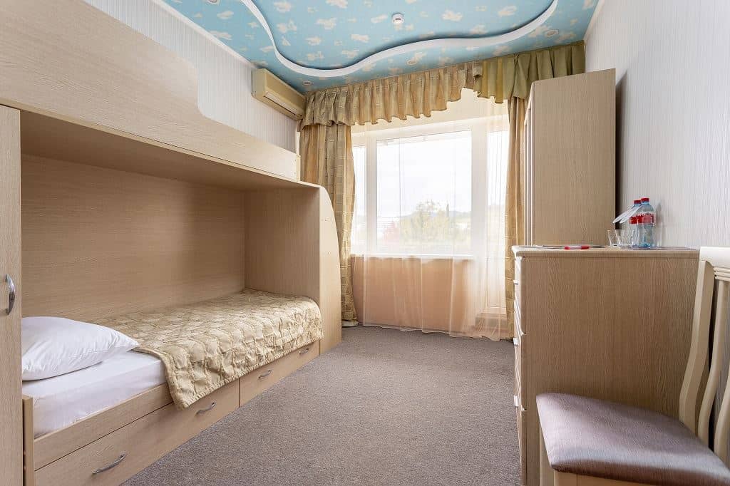 rooms-семейный-двухкомнатный-с-видом-на-парк-или-море