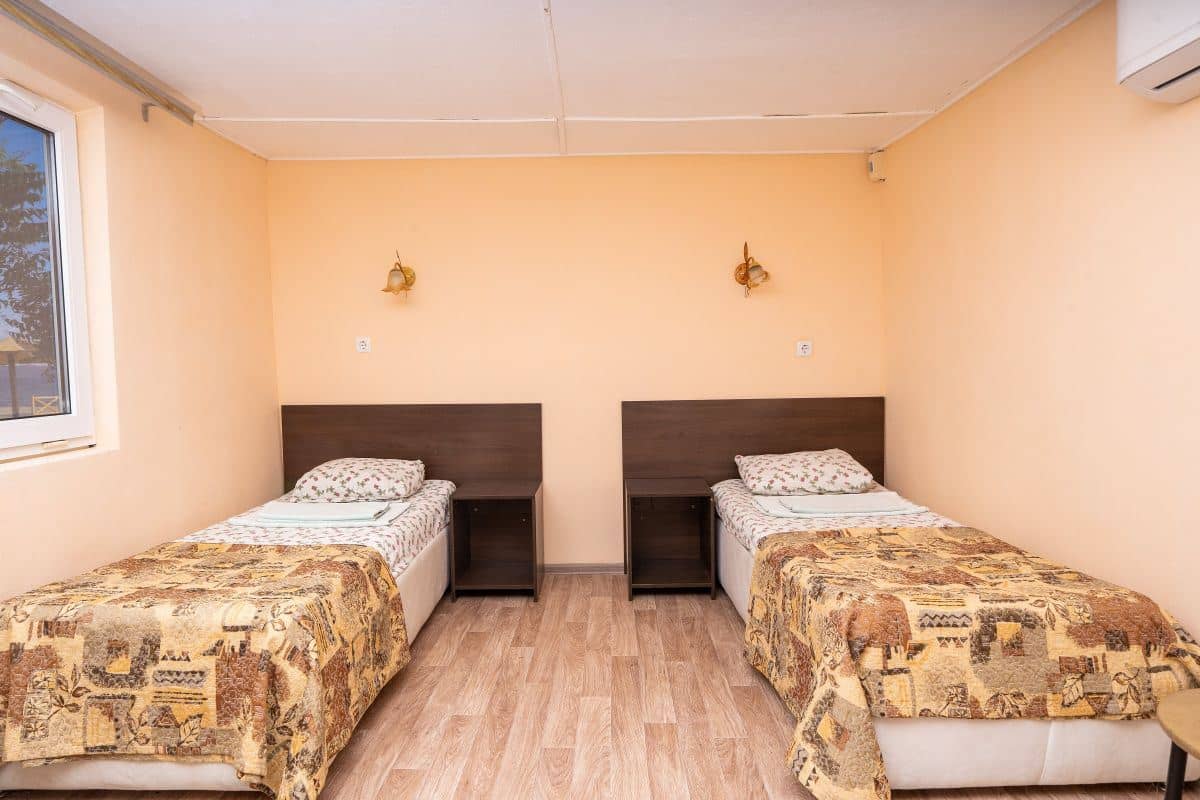 rooms-4-местный-2х-комнатный-каменные-домики