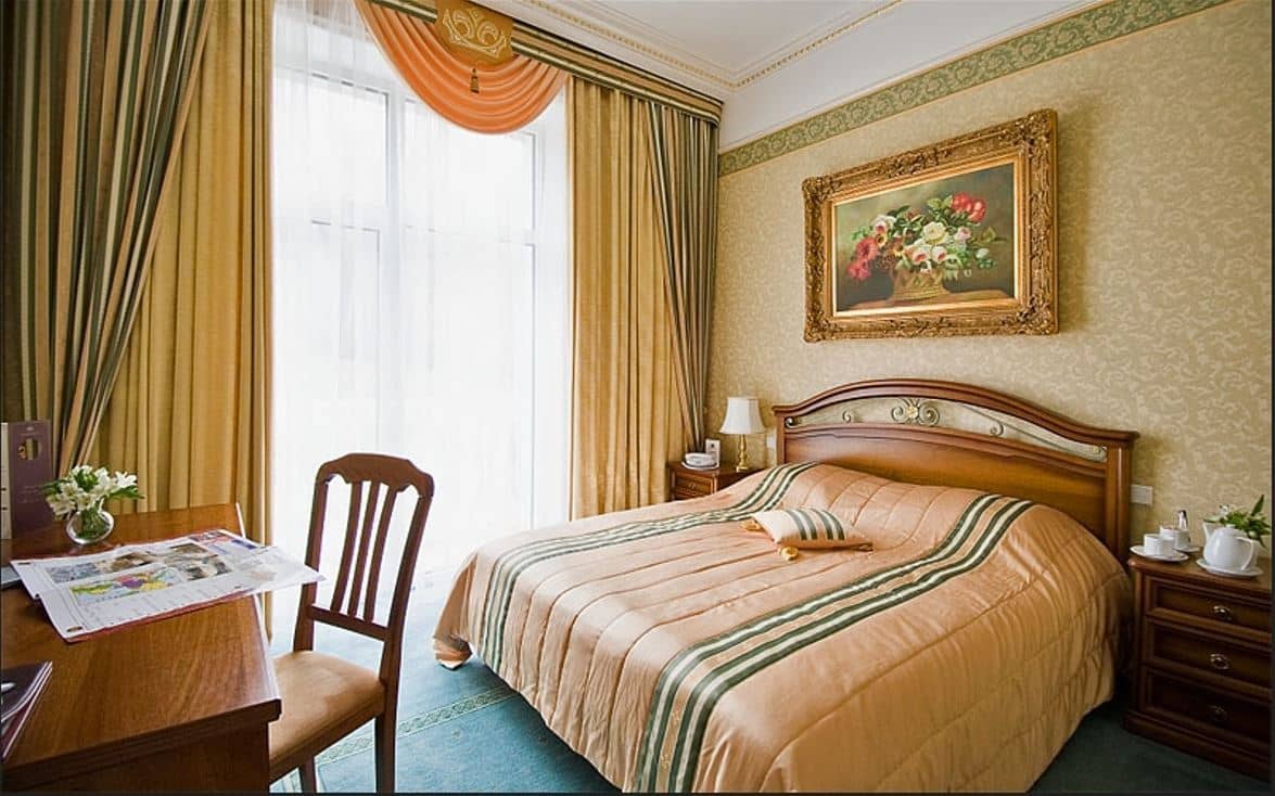 rooms-номер-1й-категории-местный1-кровать-вид-на-холм