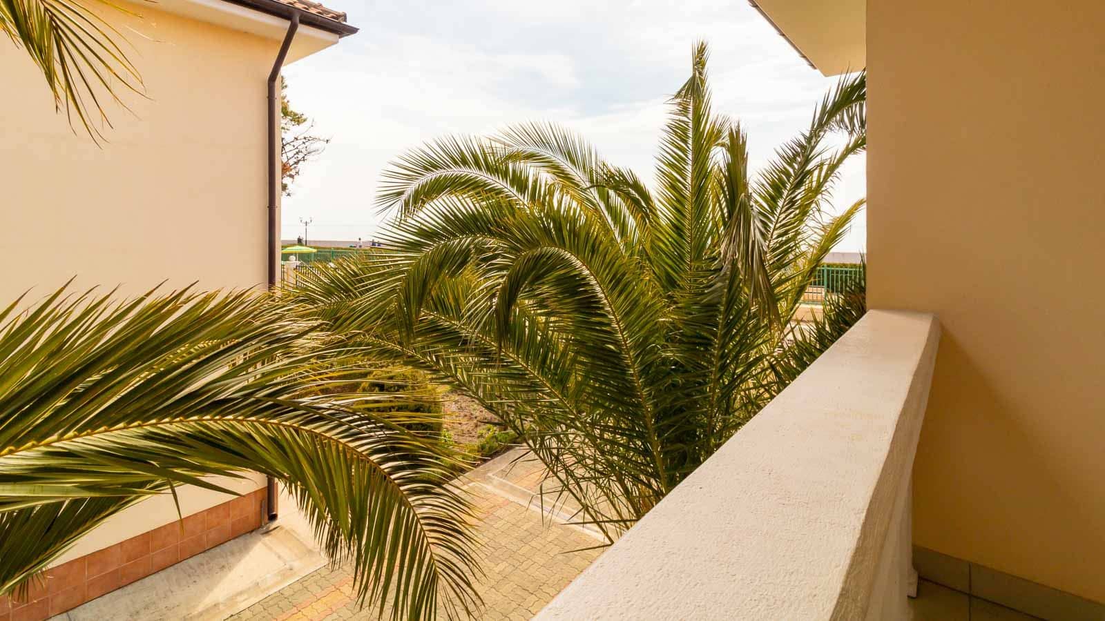 rooms-3-rooms-duplex-11-cottage-balcony-sea-view