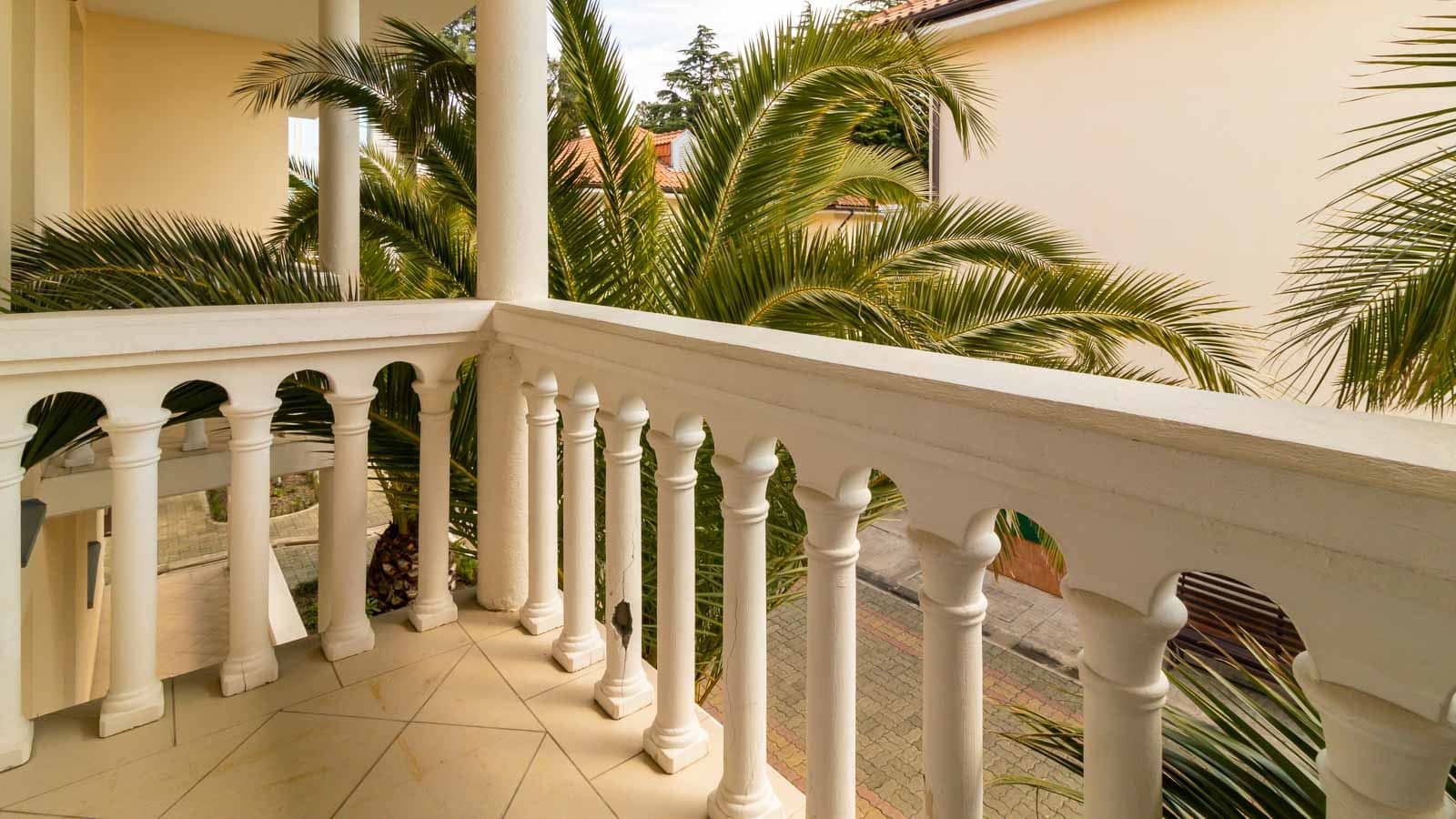 rooms-3-rooms-duplex-11-cottage-balcony-sea-view