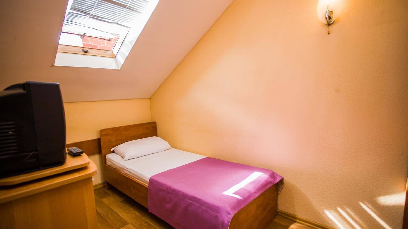 rooms-1bed-economy-and-attic