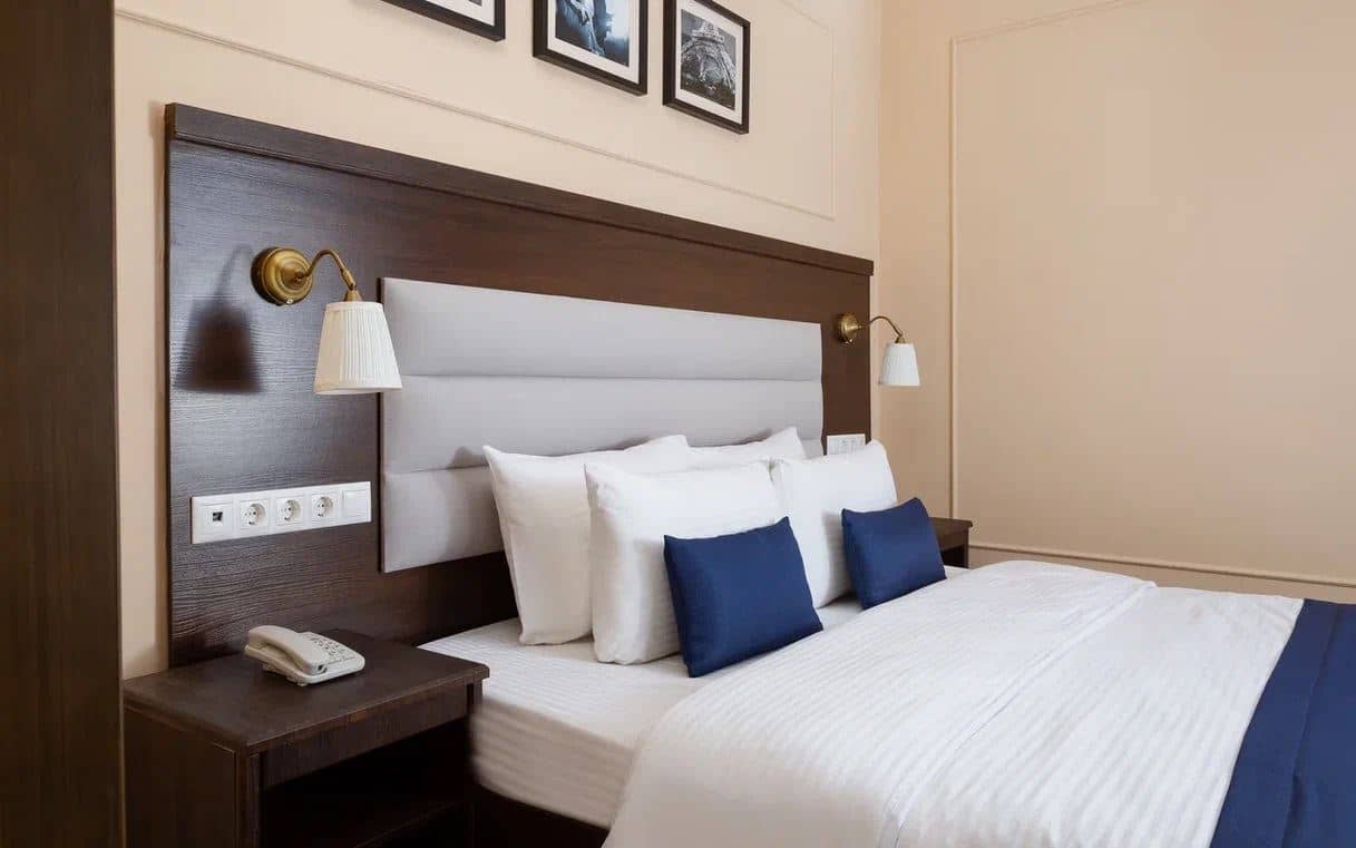 rooms-family-room-with-balcony