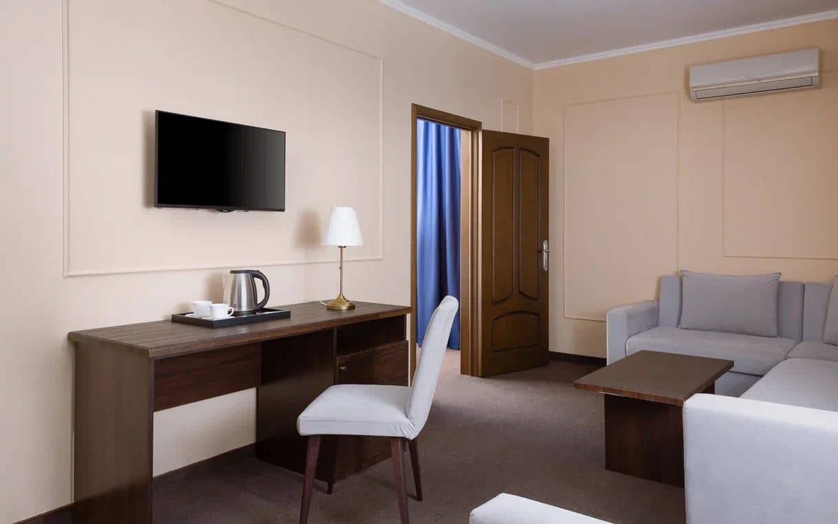 rooms-family-room-with-balcony