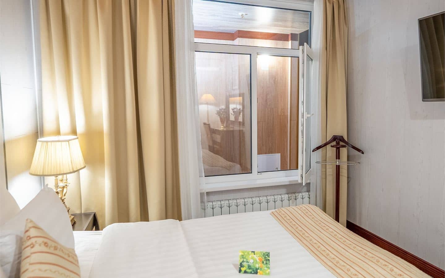 rooms-бюджетный-двухместный-номер-вид-в-холл-отеля