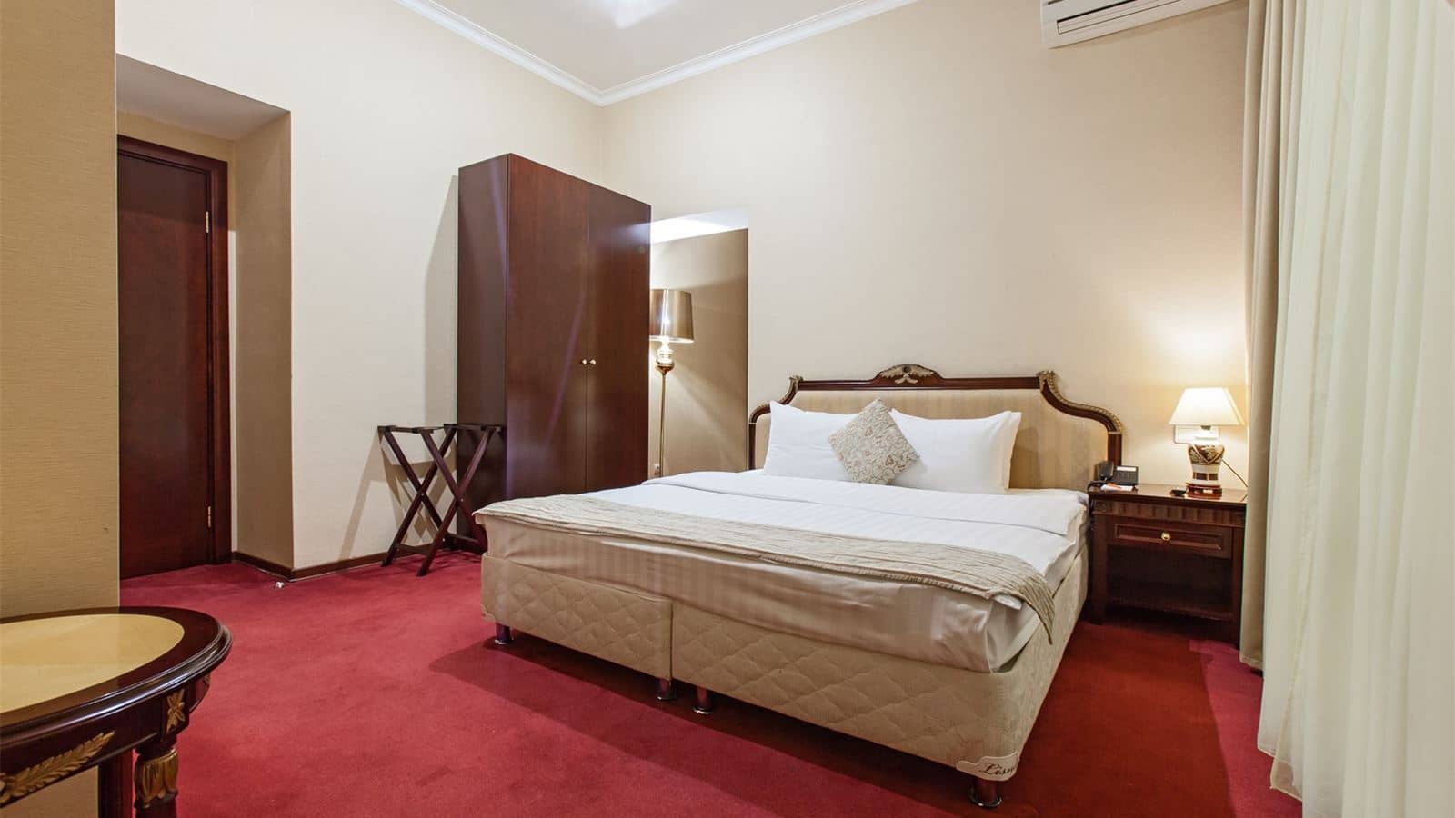 rooms-стандартный-двухместный-номер-вид-в-холл-отеля