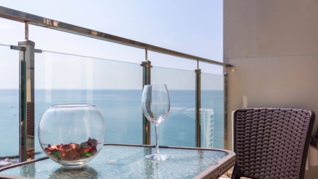 rooms-apart-balc-kitch-sea