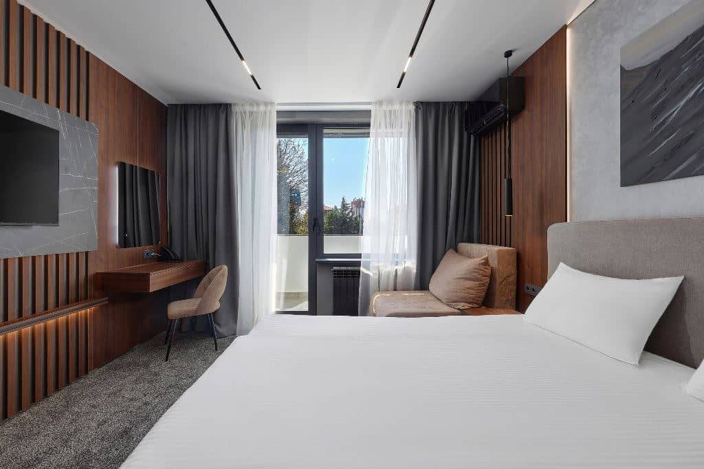 rooms-standar-superiosr-wirh-balcony-+-extra-bed