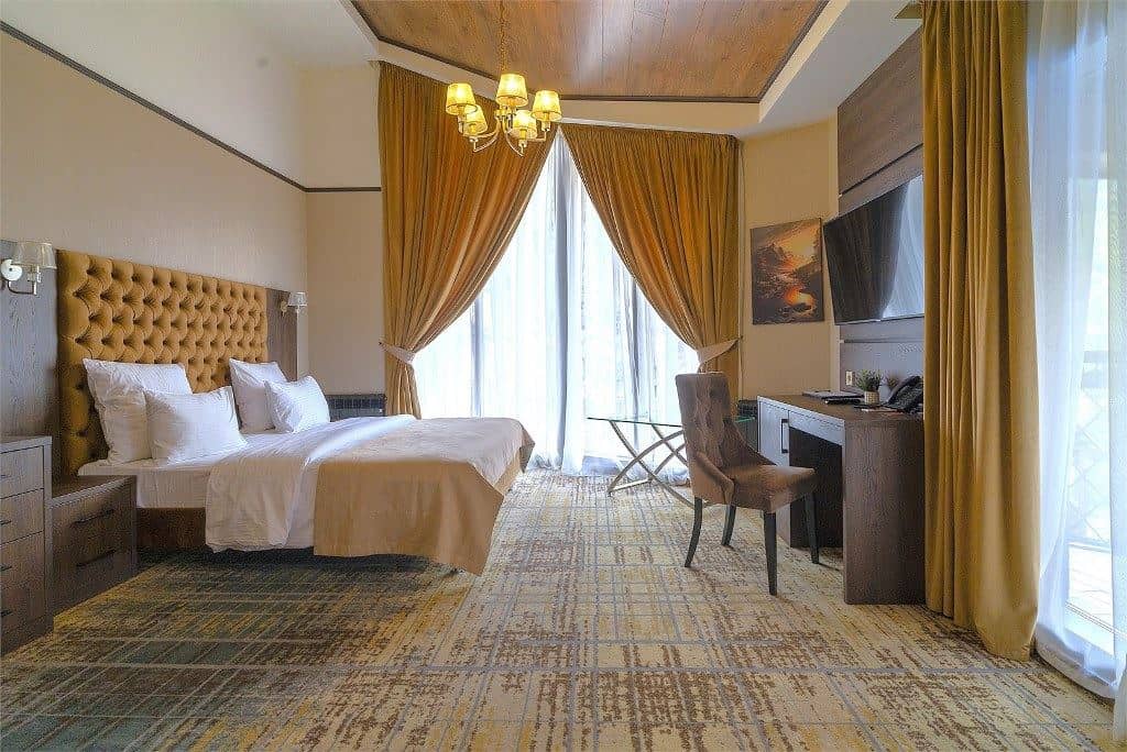rooms-delux-mountain-with-balcony