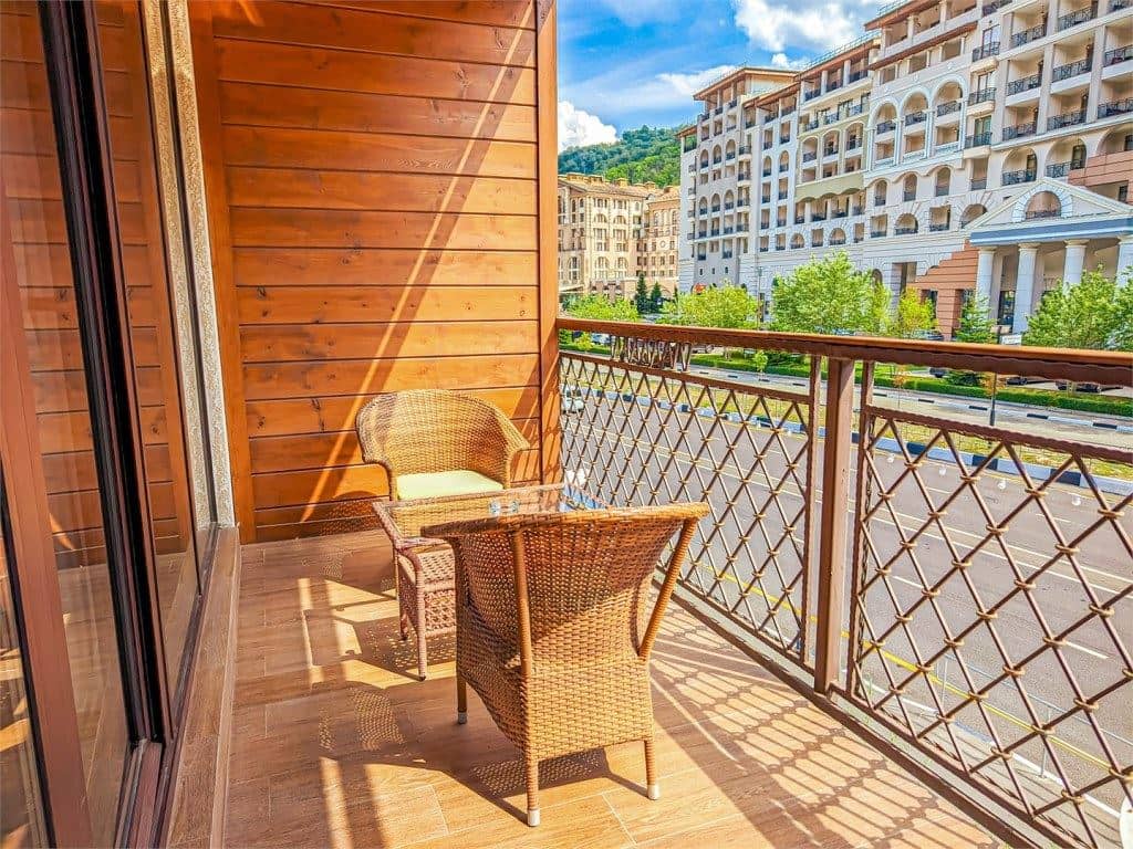 rooms-luxe-with-balcony