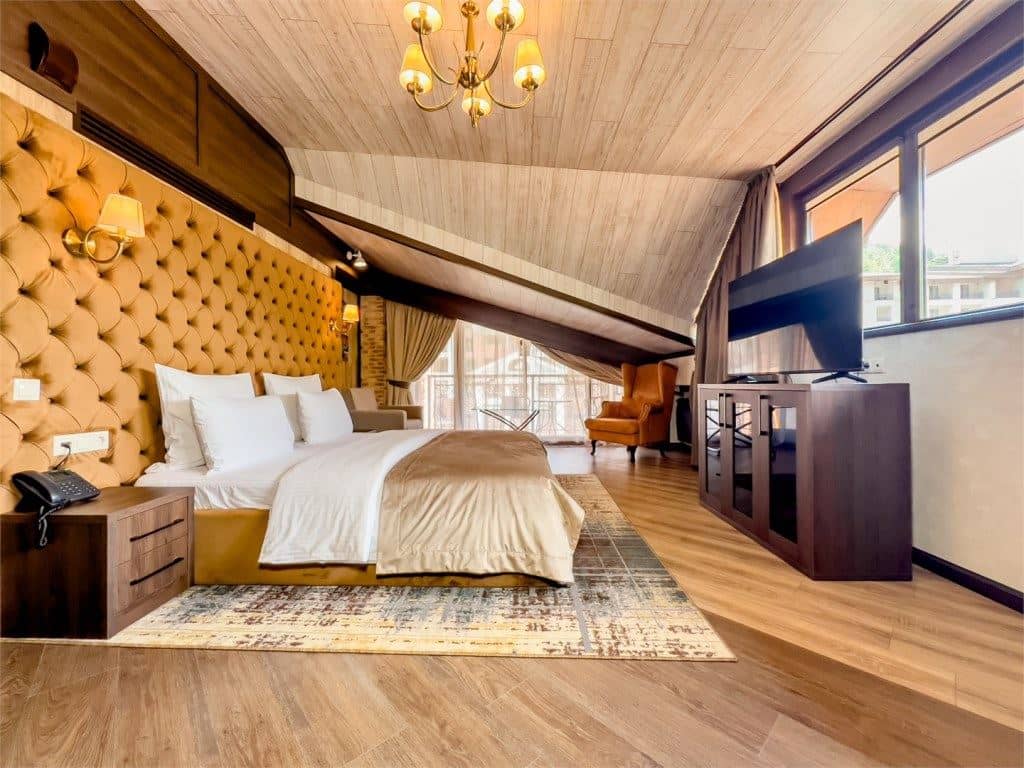 rooms-luxe-with-balcony