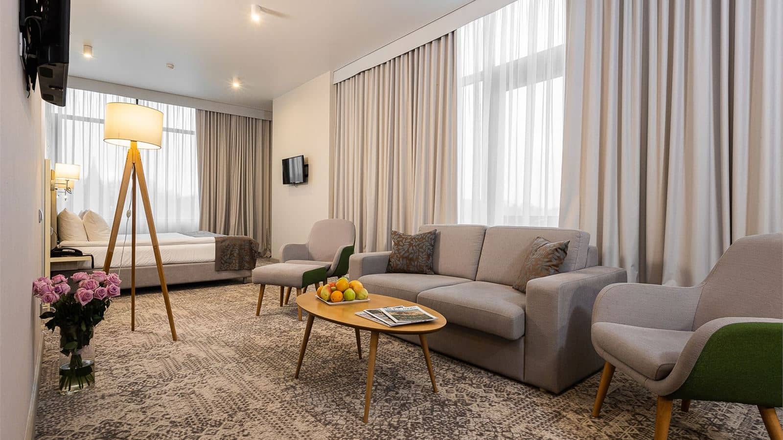 rooms-представительский-номер-с-панорамным-видом-на-реку-и-1-больshой-кроватью