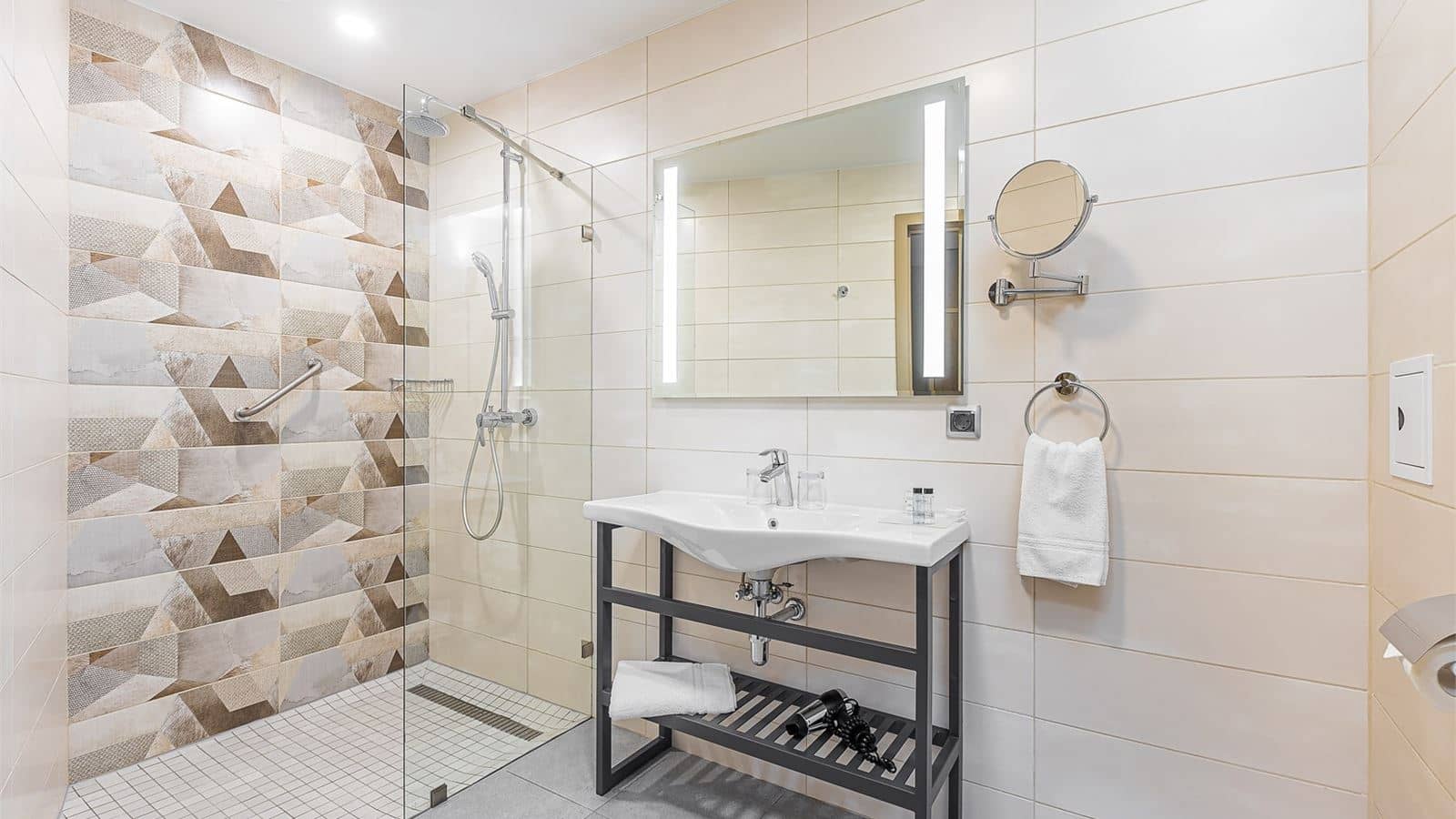 rooms-представительский-номер-с-панорамным-видом-на-реку-и-2-кроватями