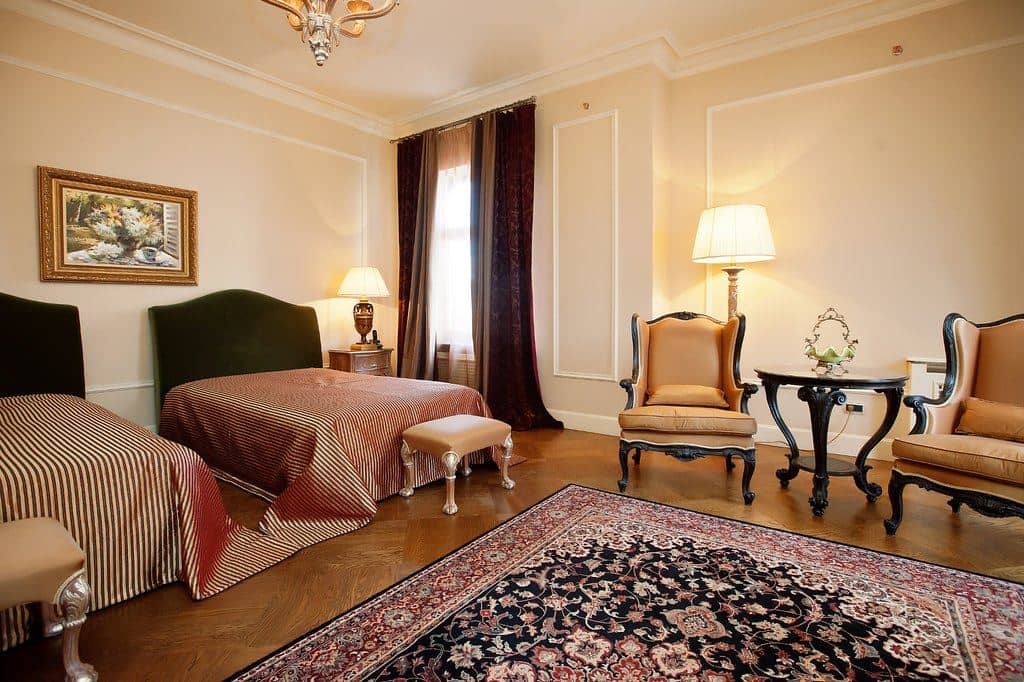 rooms-classic-room
