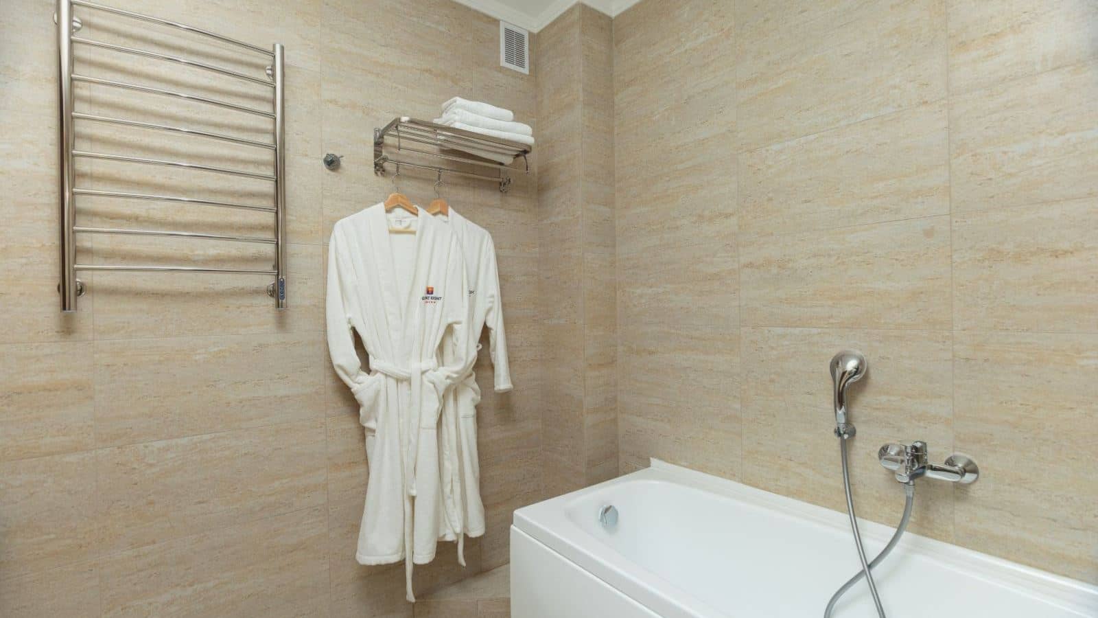 rooms-family-suit