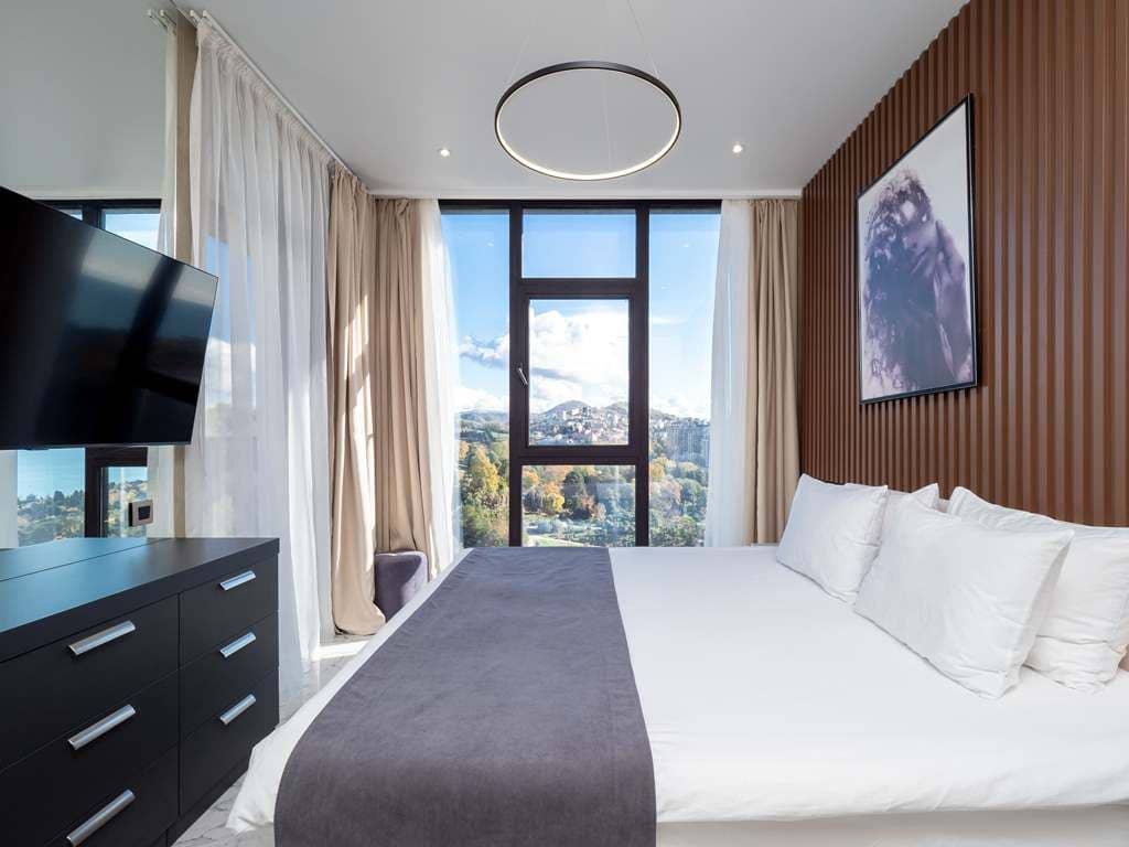 rooms-luxe-with-balcomy