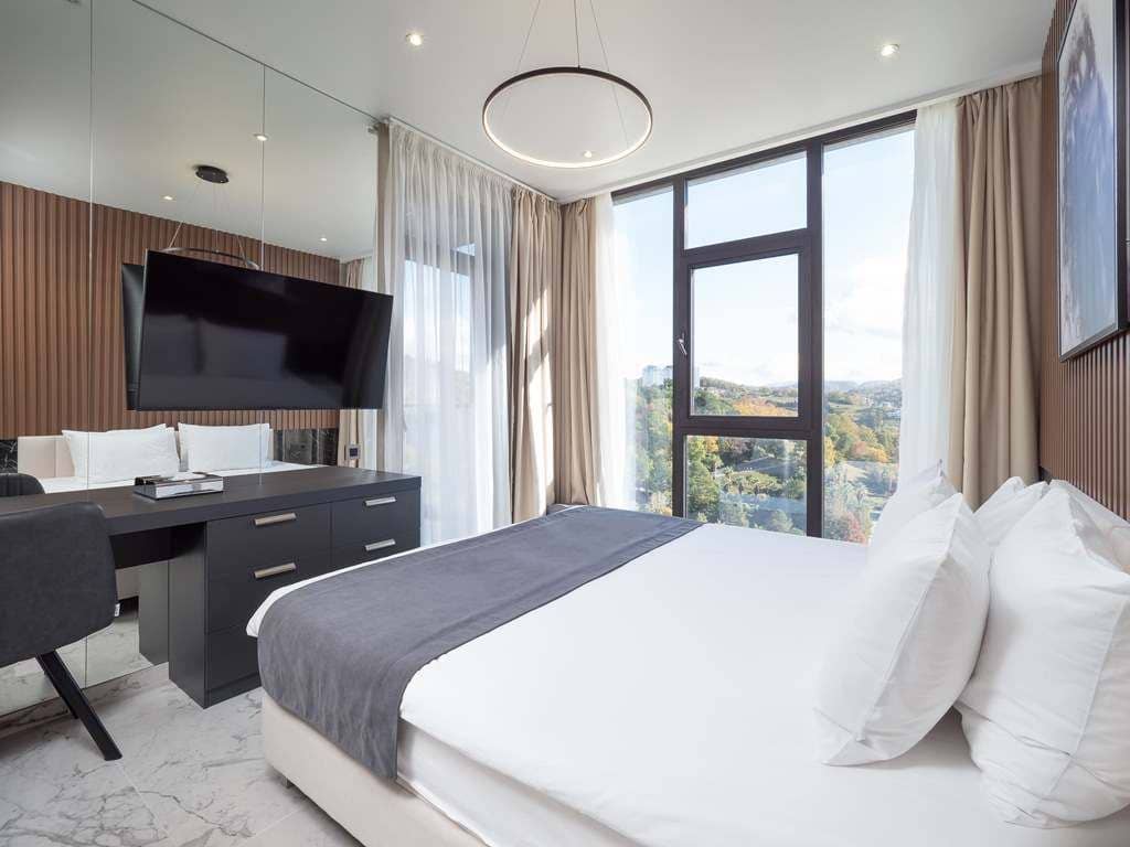 rooms-luxe-with-balcomy
