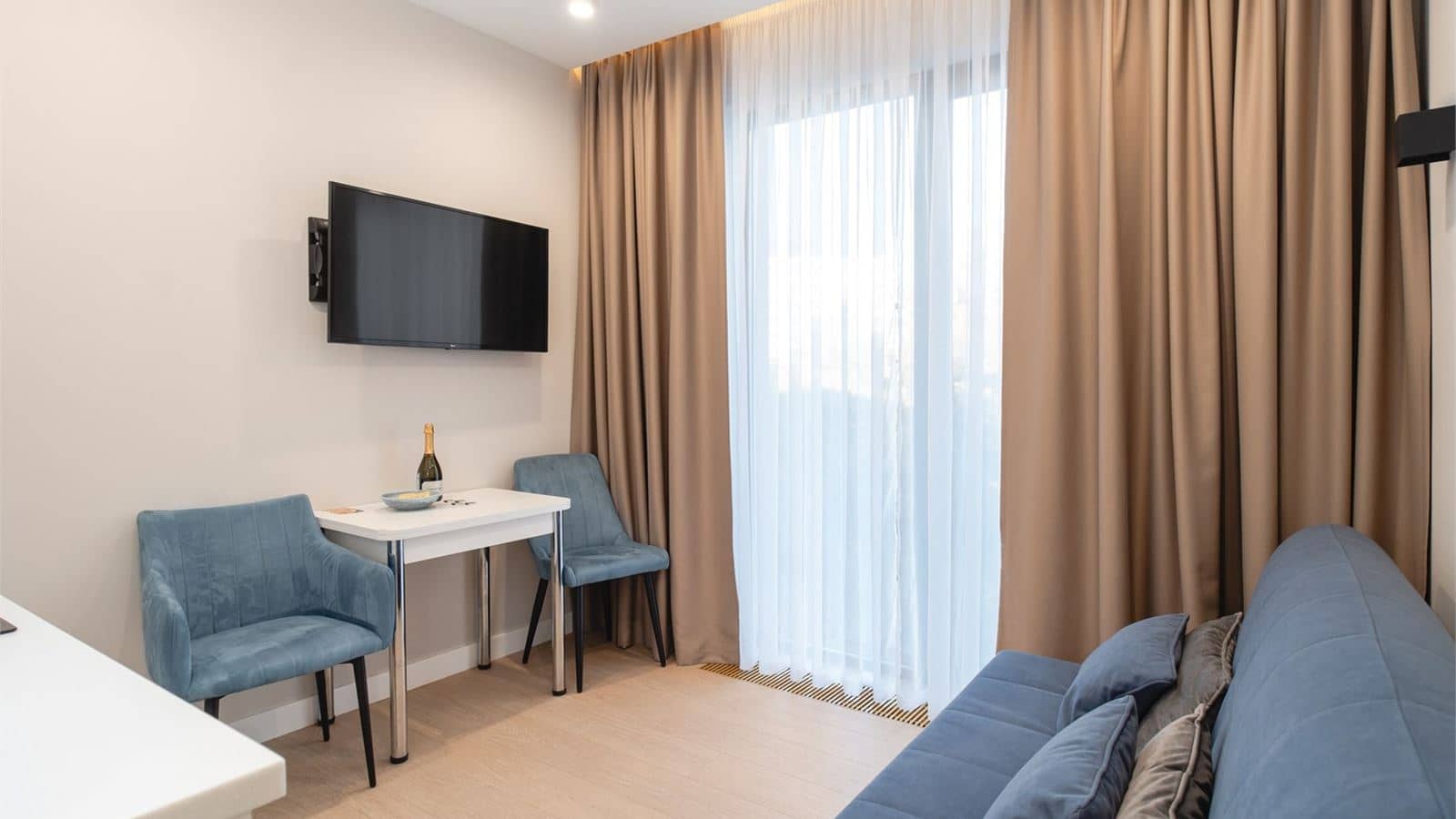 rooms-delux-pool