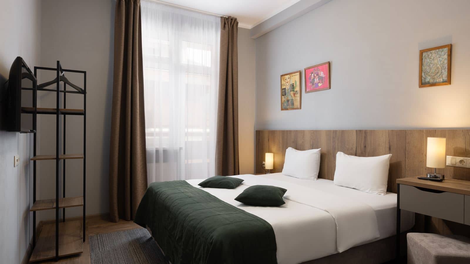 rooms-family-3-rooms-balcony