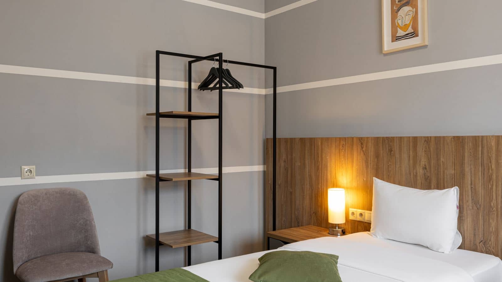 rooms-family-4-rooms-balcony-mountain-view