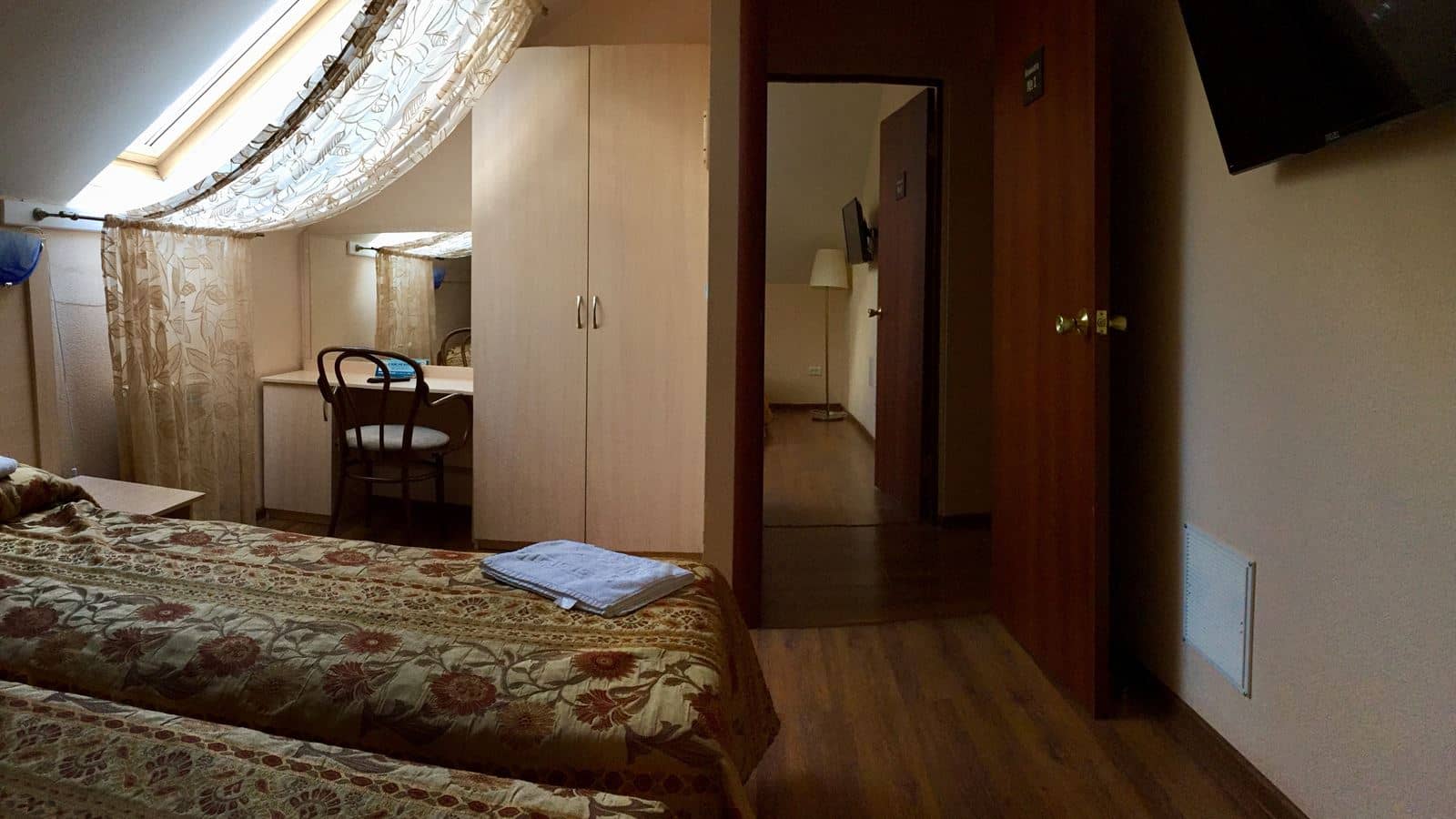 rooms-8bed-cottage-by-the-lake2