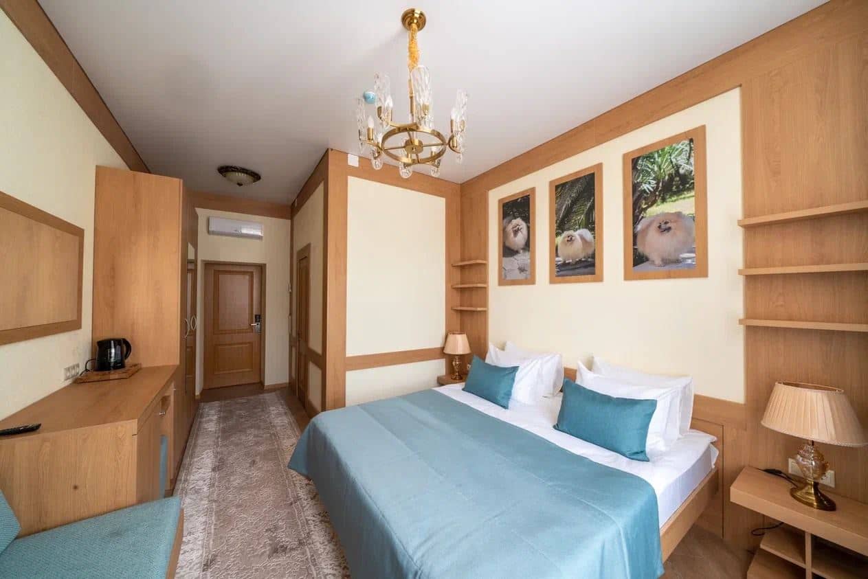 rooms-2bed-1room-deluxe-suite-with-balcony