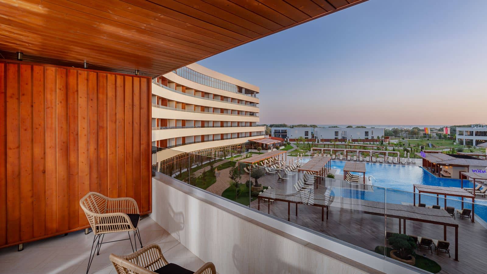 rooms-deluxe-pool-view