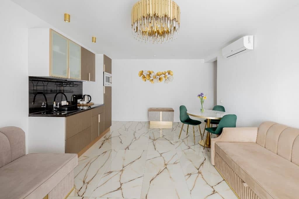 rooms-luxe-with-balcony