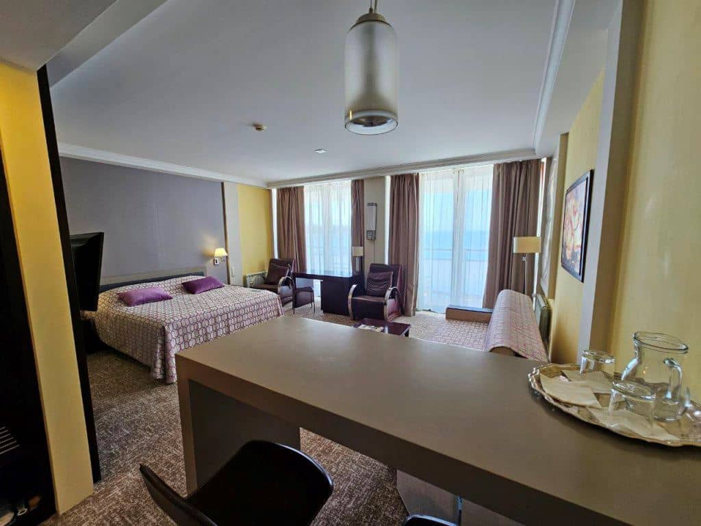 rooms-studio-primorskiy