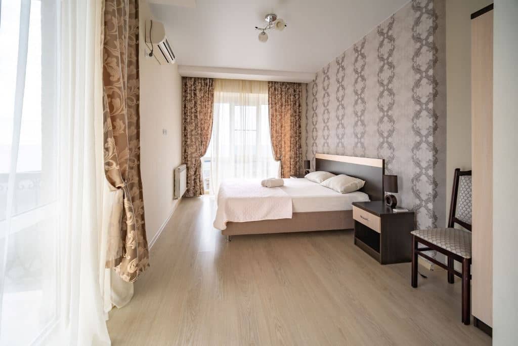 rooms-luxe-with-balcony