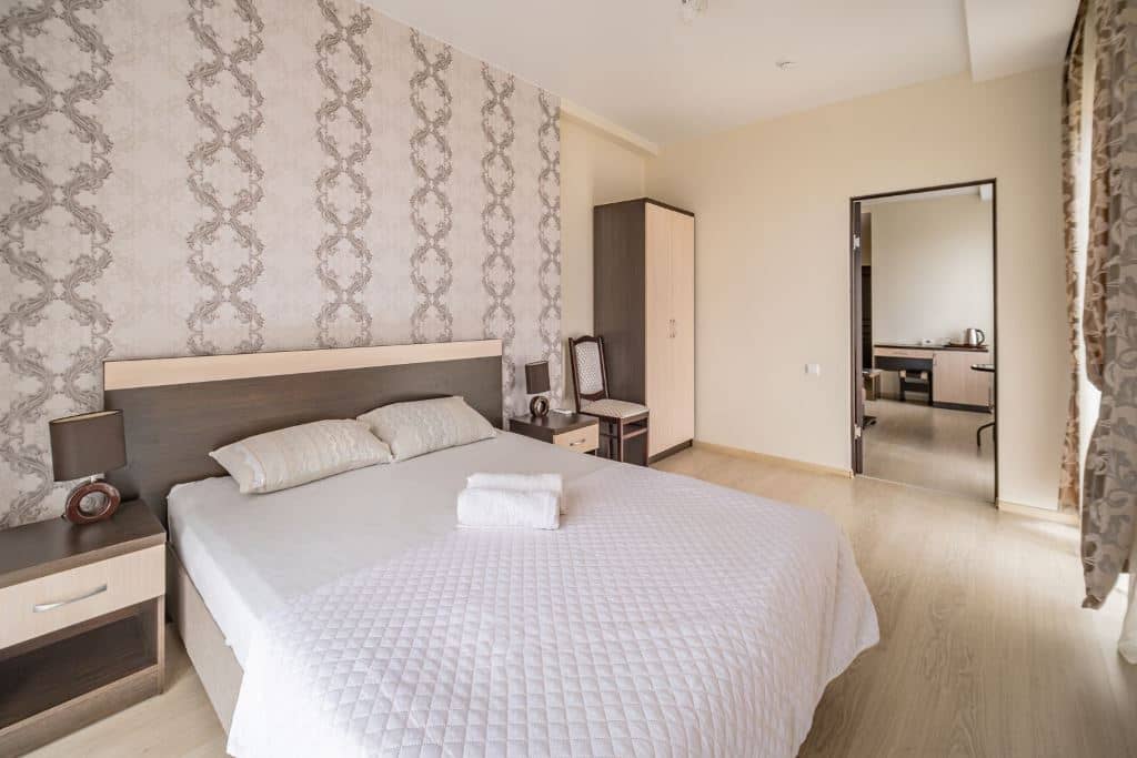 rooms-luxe-with-balcony