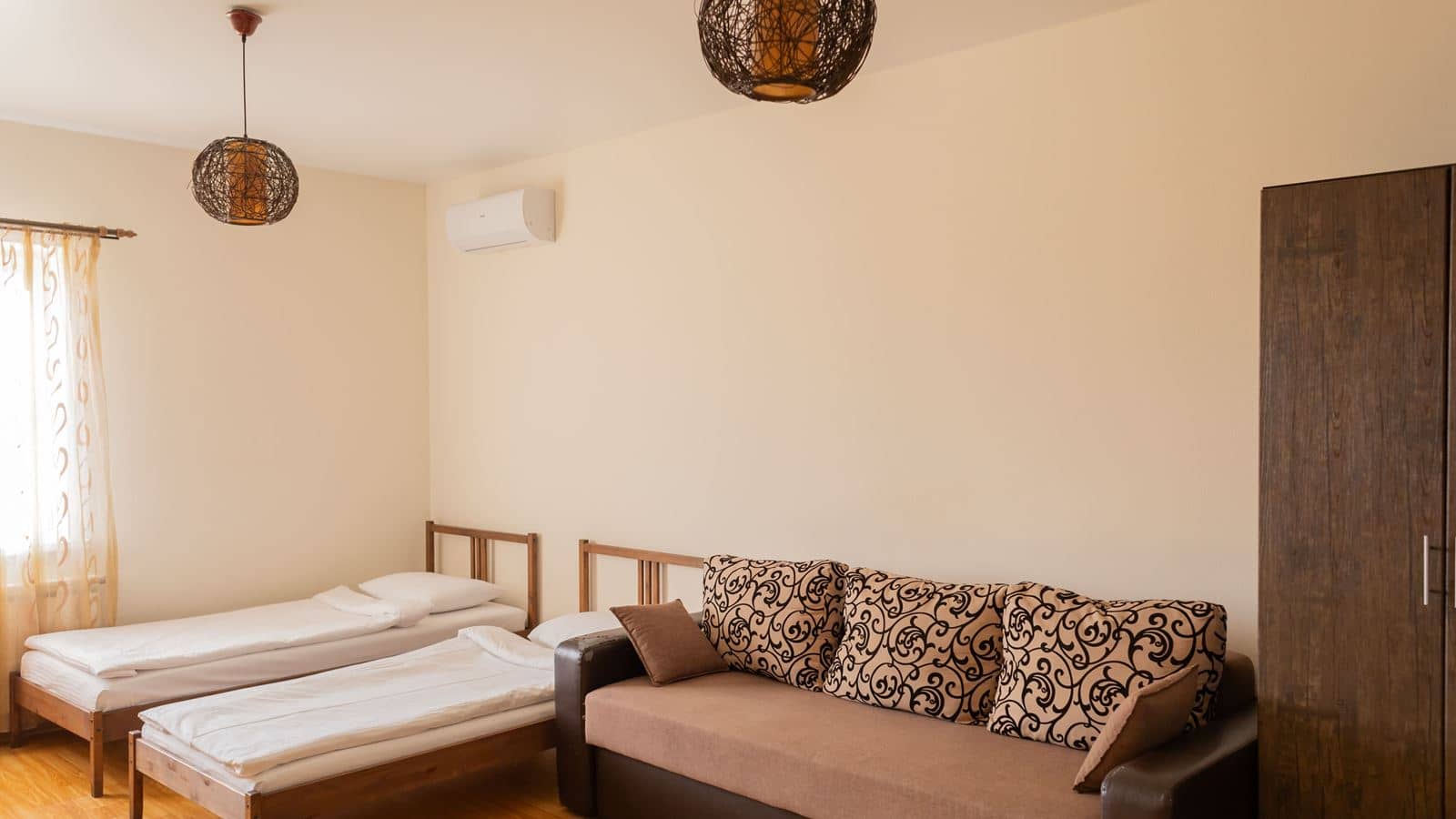 rooms-стандарт-двухкомнатный-с-кухней-вид-на-озеро-лес-бассейн-4-этаж-до-6ти-гостей-общая-площадь62-квм