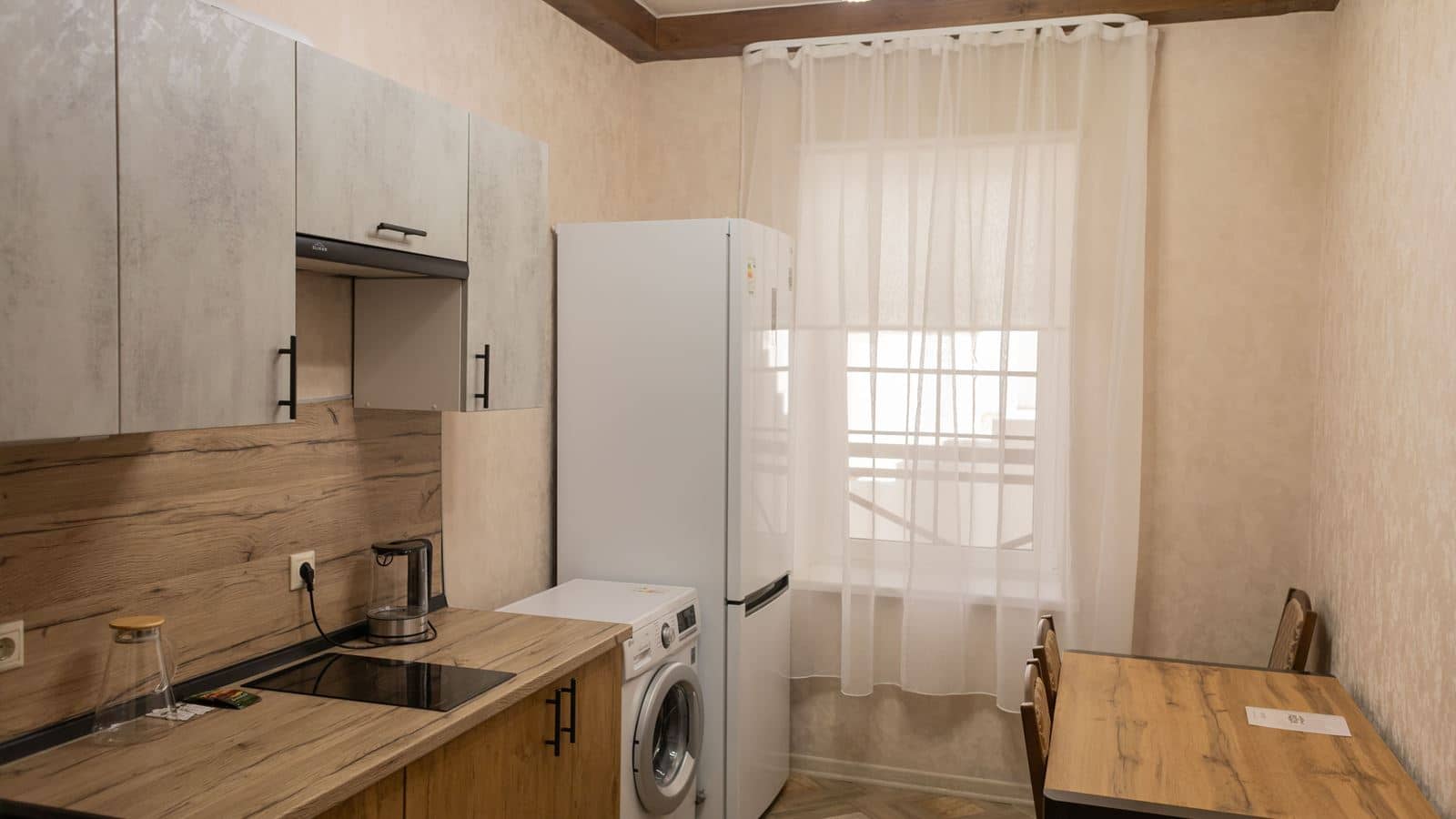 rooms-стандарт-с-кухней-вид-на-бассейн-23-этаж-до-4х-гостей общая-площадь-35-квм