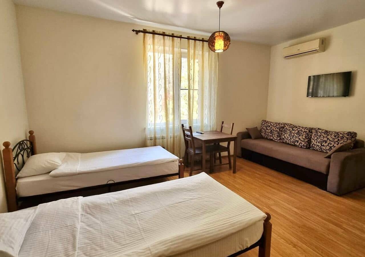 rooms-стандарт-с-кухней-вид-на-двор-и-лес-23-этаж-до-4х-гостей общая-площадь--27-квм