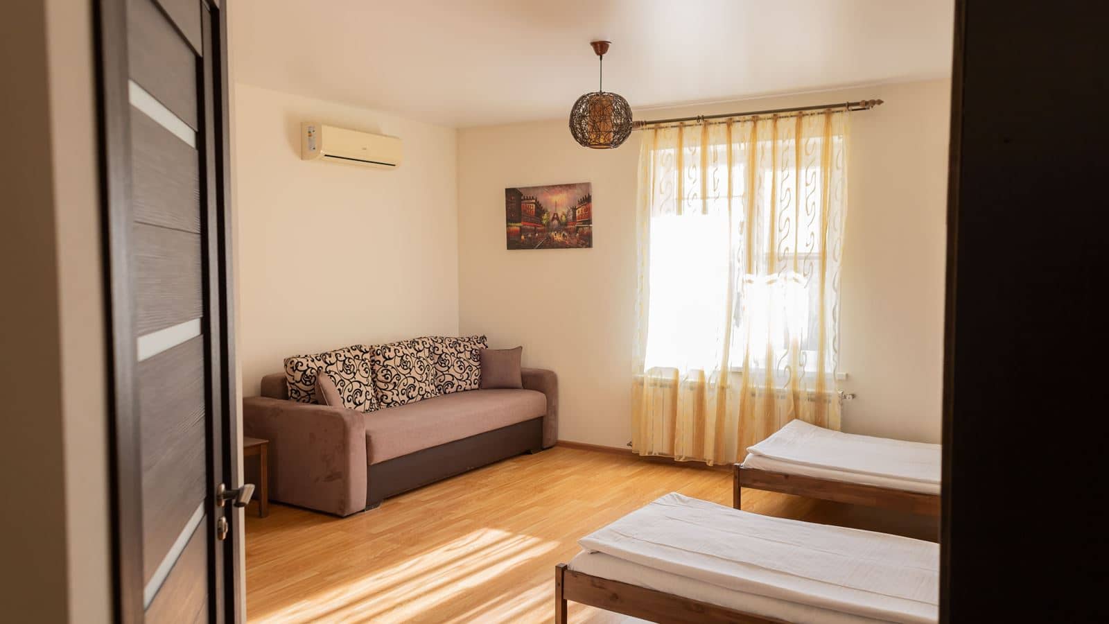 rooms-стандарт-с-кухней-вид-на-бассейн-1-этаж-до-4х-гостей общая-площадь-2633-квм